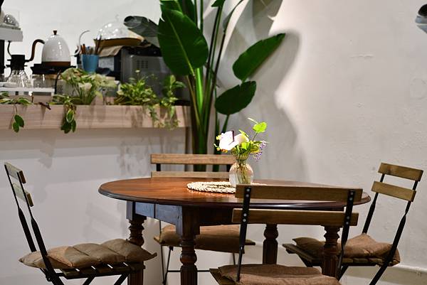 【台南中西區】本植咖啡～森林系花藝咖啡店，是女孩們的秘密花園
