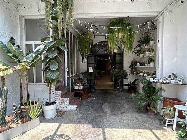 【台南中西區】本植咖啡～森林系花藝咖啡店，是女孩們的秘密花園