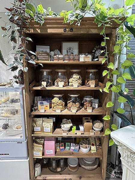 【台南中西區】本植咖啡～森林系花藝咖啡店，是女孩們的秘密花園