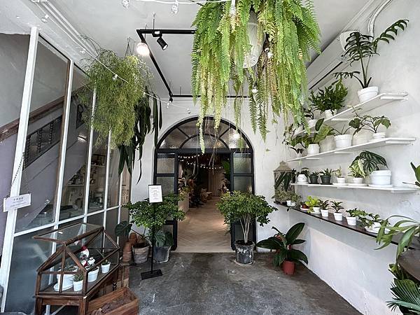 【台南中西區】本植咖啡～森林系花藝咖啡店，是女孩們的秘密花園