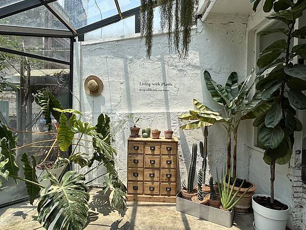 【台南中西區】本植咖啡～森林系花藝咖啡店，是女孩們的秘密花園