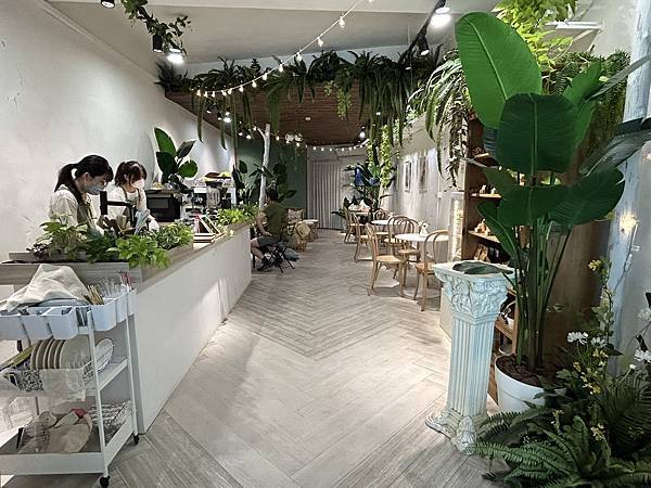 【台南中西區】本植咖啡～森林系花藝咖啡店，是女孩們的秘密花園