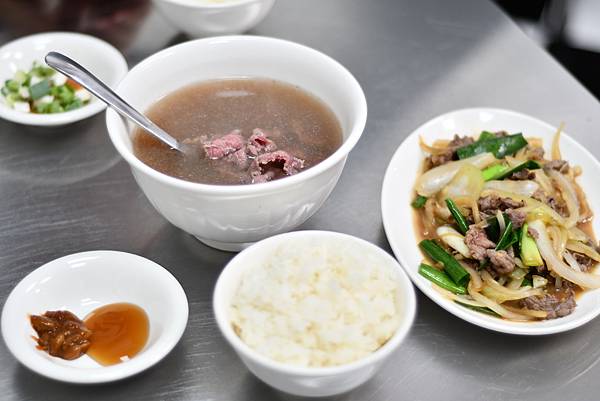 阿龍溫體牛肉湯