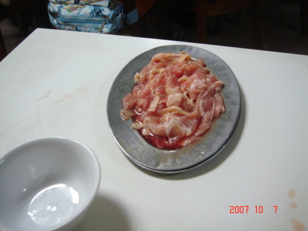 裝豬肉的盤子  是鐵盤  很特別吧