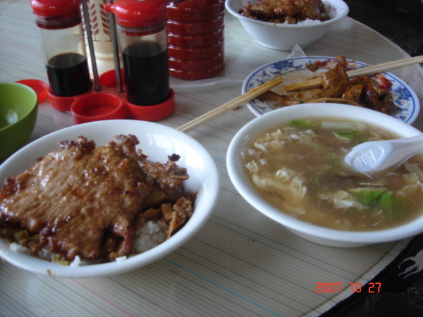 招牌排骨飯  好喝的大滷湯