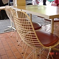 好看的椅子  竟然在一家路邊小吃店