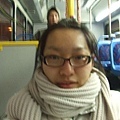 剛上公車 因為太冷了 所以笑不出來 手也凍得拿不穩相機