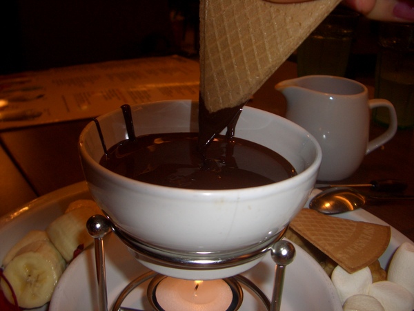 巧克力溫泉鍋（chocolate fondue) 