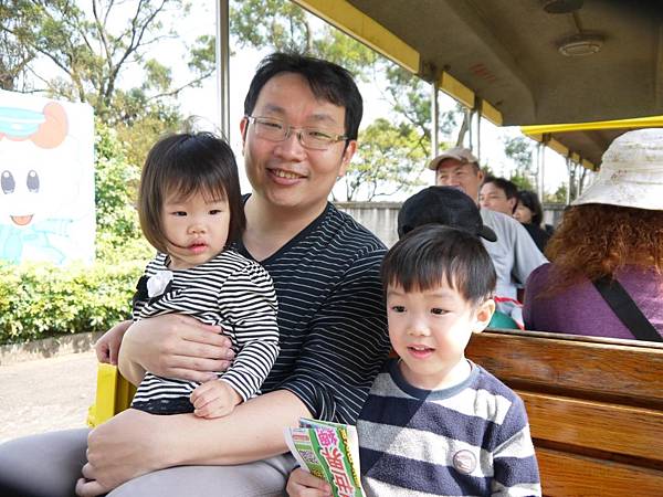 先搭小火車去遊樂園