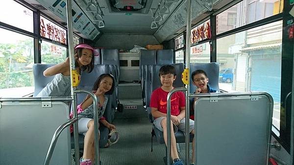 四人行搭免費公車要去新竹巨城騎士堡