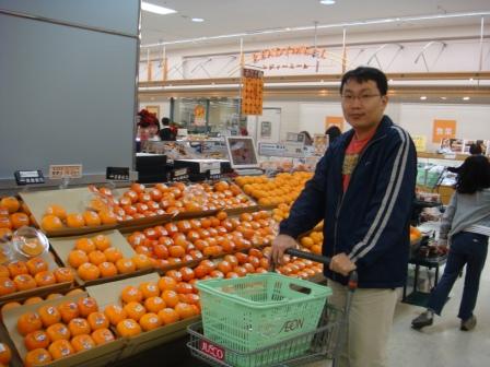 JUSCO超市內買水果--柿子大出囉