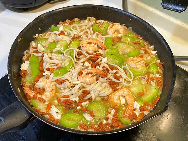 養生料理簡單做！絲瓜枸杞麵四季皆宜