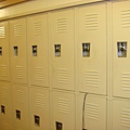 電影中的美國學校~~~每個人都有一個locker....是實在真是如此ㄟ