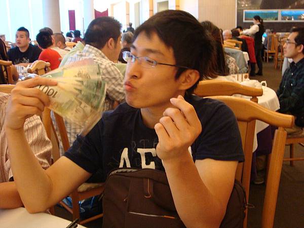 想當有錢人想瘋了的Brad