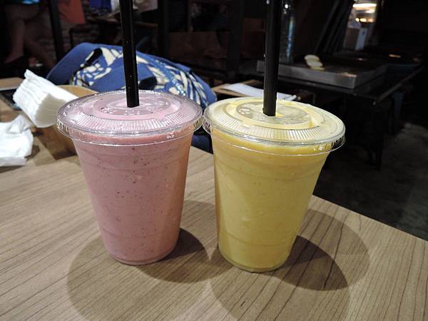 左:草莓奶昔$185/右:蜜桃芒果冰沙$185