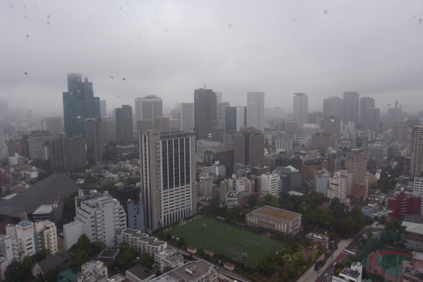 下雨霧濛濛的東京