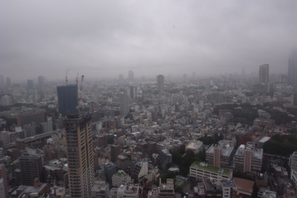 下雨霧濛濛的東京