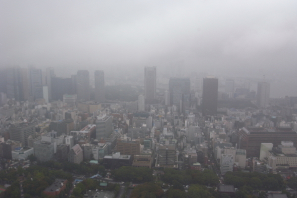 下雨霧濛濛的東京
