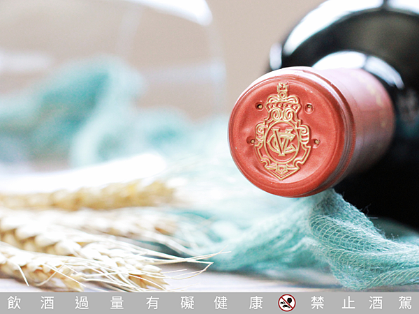 智利卡門酒莊-前鋒系列-卡門妮爾封口頂端之酒莊LOGO示意