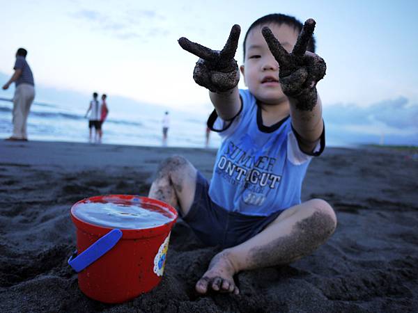 海邊玩沙了