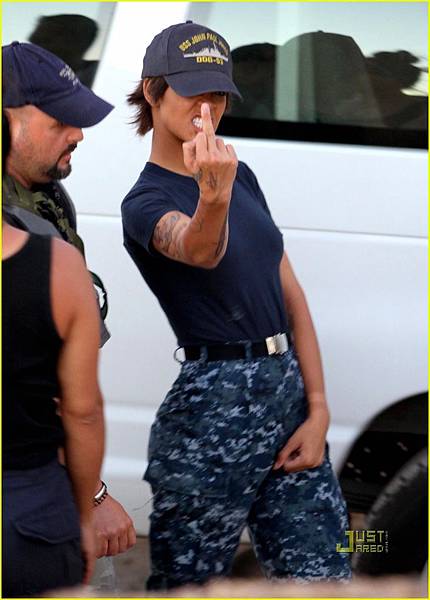 Rihanna-on-set-Battleship-rihanna-15278453-875-1222