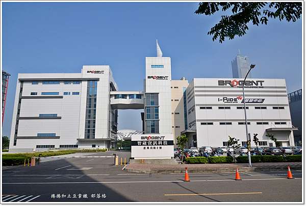 高雄 I Ride飛行劇院 高科技體感設施 高雄最夯景點 真的很好玩 捲捲和土豆拿鐵 痞客邦