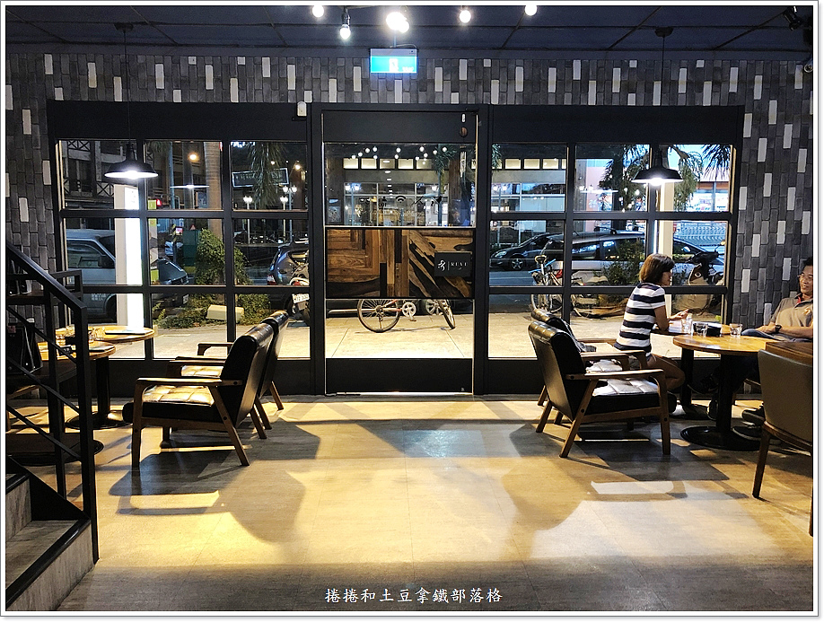 高雄 黑浮咖啡楠梓店reve Cafe 捲捲和土豆拿鐵 痞客邦 高雄 黑浮咖啡楠梓店reve Cafe 捲捲和土豆拿鐵 痞客邦