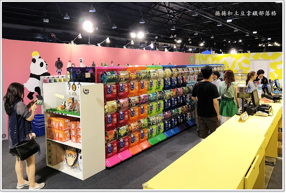 高雄 駁二扭蛋星球特展 扭蛋控必訪用戽斗星球讓世界微笑吧 捲捲和土豆拿鐵 痞客邦