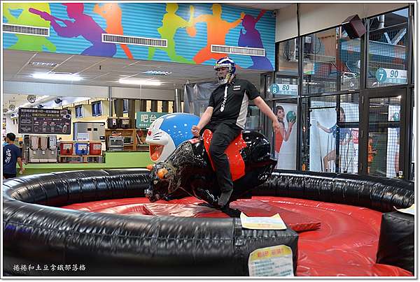 高雄 E7play三多店 一票玩到底平均玩一樣不到10元 全新打造百萬夜光保齡球 捲捲和土豆拿鐵 痞客邦
