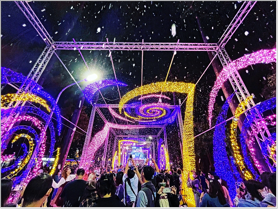 2021屏東聖誕節 全國最南最美的聖誕節 屏東公園下雪了 浪漫城堡主燈 捲捲和土豆拿鐵 痞客邦