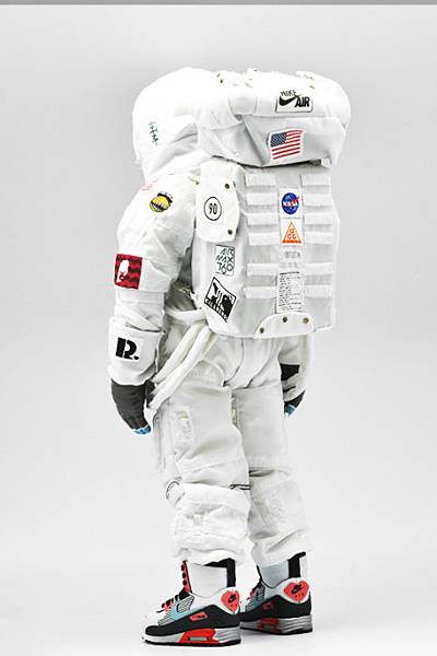 coolrain-nike-air-max-day-astronaut-figure-2