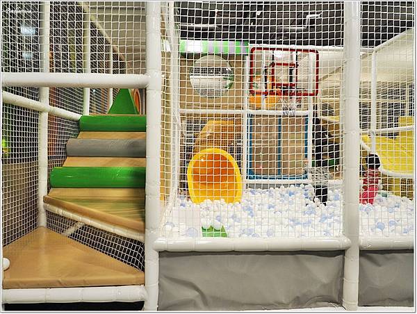 【食】【桃園】夢工場親子主題餐廳.質感佳,還把縮小版愛樂園搬進餐廳裡了! 【食】【桃園】夢工場親子主題餐廳.質感佳,還把縮小版愛樂園搬進餐廳裡了!