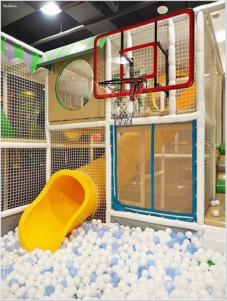 【食】【桃園】夢工場親子主題餐廳.質感佳,還把縮小版愛樂園搬進餐廳裡了! 【食】【桃園】夢工場親子主題餐廳.質感佳,還把縮小版愛樂園搬進餐廳裡了!