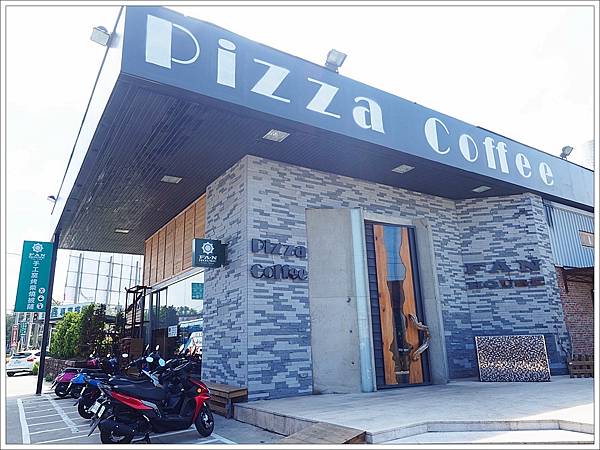 【食】【新竹】Fan&House 手工窯烤柴燒披薩、牛排、咖啡茶飲、鮮榨果汁．餐點平價還有戶外大草皮可以跟袋鼠互動喔！