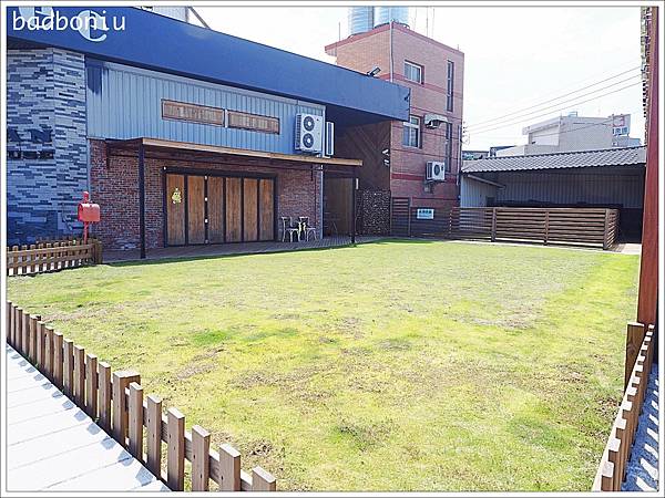 【食】【新竹】Fan&House 手工窯烤柴燒披薩、牛排、咖啡茶飲、鮮榨果汁．餐點平價還有戶外大草皮可以跟袋鼠互動喔！