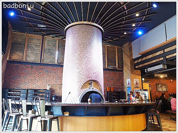 【食】【新竹】Fan&House 手工窯烤柴燒披薩、牛排、咖啡茶飲、鮮榨果汁．餐點平價還有戶外大草皮可以跟袋鼠互動喔！