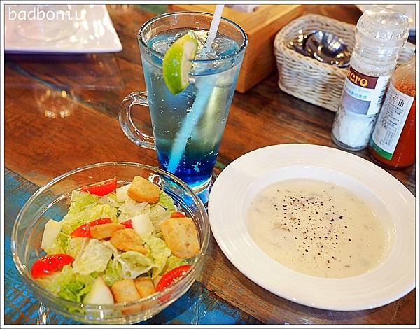 【食】【新竹】Fan&House 手工窯烤柴燒披薩、牛排、咖啡茶飲、鮮榨果汁．餐點平價還有戶外大草皮可以跟袋鼠互動喔！