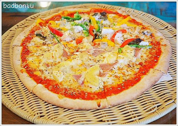 【食】【新竹】Fan&House 手工窯烤柴燒披薩、牛排、咖啡茶飲、鮮榨果汁.餐點平價還有戶外大草皮可以跟袋鼠互動喔! 【食】【新竹】Fan&House 手工窯烤柴燒披薩、牛排、咖啡茶飲、鮮榨果汁.餐點平價還有戶外大草皮可以跟袋鼠互動喔!