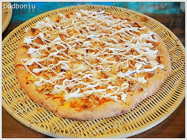 【食】【新竹】Fan&House 手工窯烤柴燒披薩、牛排、咖啡茶飲、鮮榨果汁．餐點平價還有戶外大草皮可以跟袋鼠互動喔！