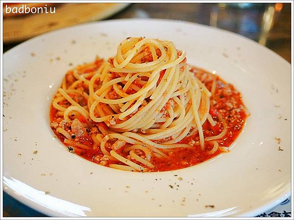 【食】【新竹】Fan&House 手工窯烤柴燒披薩、牛排、咖啡茶飲、鮮榨果汁．餐點平價還有戶外大草皮可以跟袋鼠互動喔！