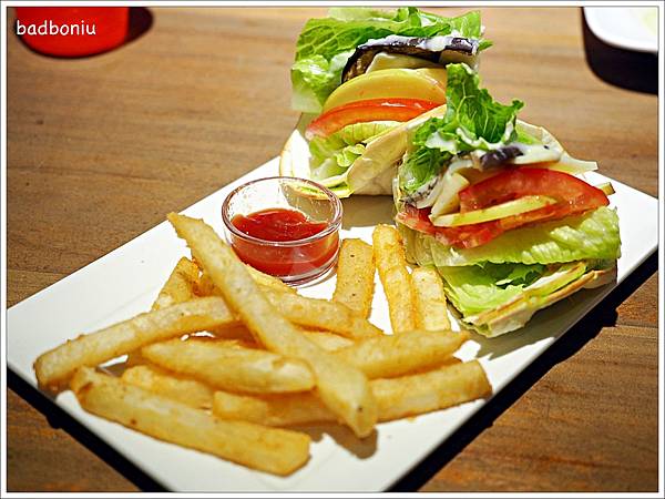 【食】【台北】阿瑪非 coffee.北投捷運站對面的義大利餐廳,餐點不錯,不說還吃不出來是蔬食餐廳! 【食】【台北】阿瑪非 coffee.北投捷運站對面的義大利餐廳,餐點不錯,不說還吃不出來是蔬食餐廳!