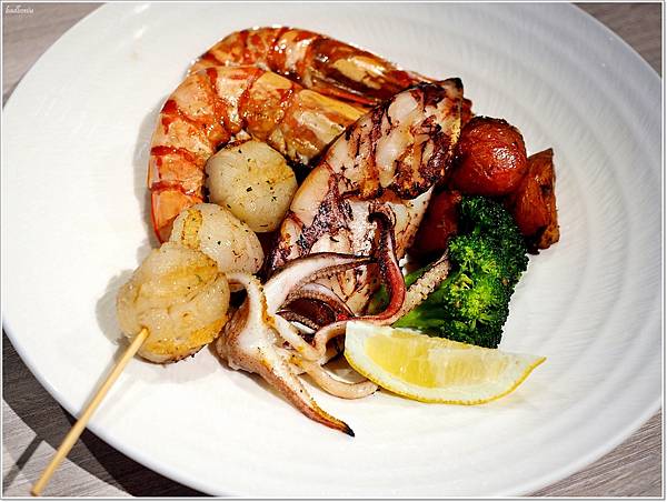 【食】【台北】北投雅樂軒 Nook 聚聚樂餐廳,燒烤海鮮拼盤BBQ x 戰斧牛排 x 自助吧 |竟然還有狗狗餐 【食】【台北】北投雅樂軒 Nook 聚聚樂餐廳,燒烤海鮮拼盤BBQ x 戰斧牛排 x 自助吧 |竟然還有狗狗餐