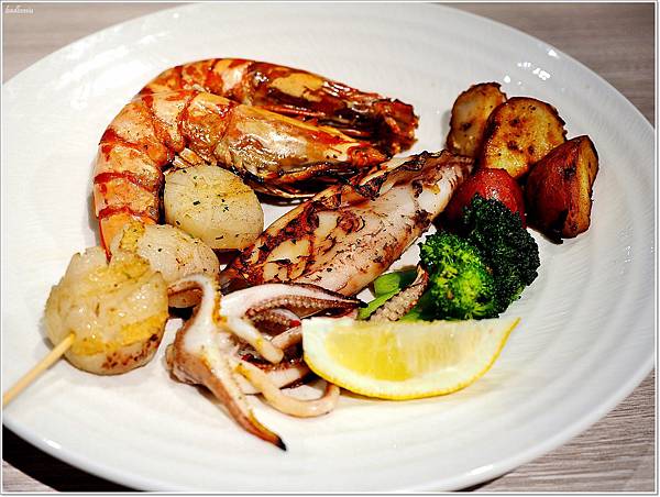 【食】【台北】北投雅樂軒 Nook 聚聚樂餐廳,燒烤海鮮拼盤BBQ x 戰斧牛排 x 自助吧 |竟然還有狗狗餐 【食】【台北】北投雅樂軒 Nook 聚聚樂餐廳,燒烤海鮮拼盤BBQ x 戰斧牛排 x 自助吧 |竟然還有狗狗餐