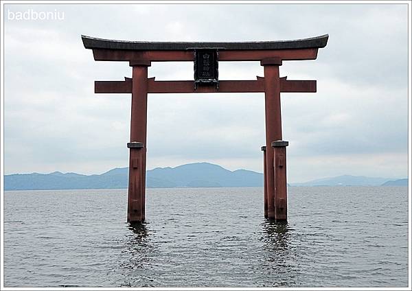 遊 滋賀 白鬚神社 浮在水面的水中鳥居 滋賀絕美能量景點 壞波妞の旅行食踨 痞客邦