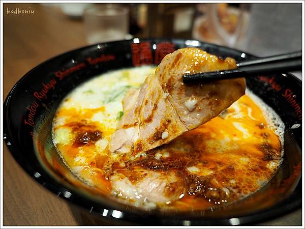 【食】【台北】琉球新麵 通堂拉麵 台灣1號店,日本沖繩必吃拉麵原味來台,台北統一時代百貸美食再加一 【食】【台北】琉球新麵 通堂拉麵 台灣1號店,日本沖繩必吃拉麵原味來台,台北統一時代百貸美食再加一