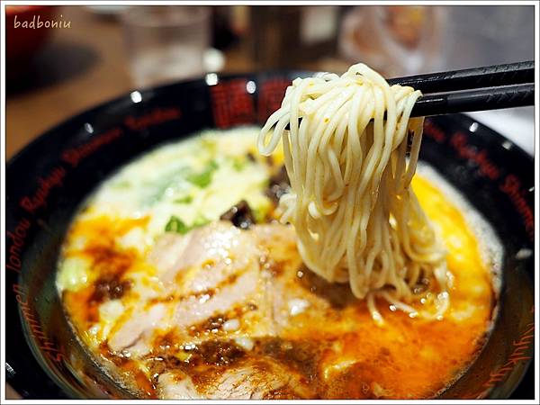 【食】【台北】琉球新麵 通堂拉麵 台灣1號店,日本沖繩必吃拉麵原味來台,台北統一時代百貸美食再加一 【食】【台北】琉球新麵 通堂拉麵 台灣1號店,日本沖繩必吃拉麵原味來台,台北統一時代百貸美食再加一