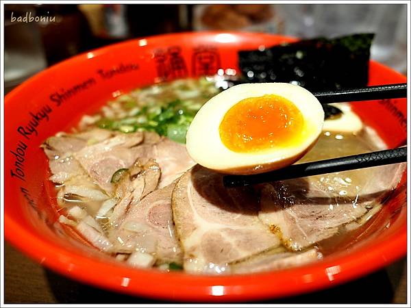 【食】【台北】琉球新麵 通堂拉麵 台灣1號店,日本沖繩必吃拉麵原味來台,台北統一時代百貸美食再加一 【食】【台北】琉球新麵 通堂拉麵 台灣1號店,日本沖繩必吃拉麵原味來台,台北統一時代百貸美食再加一