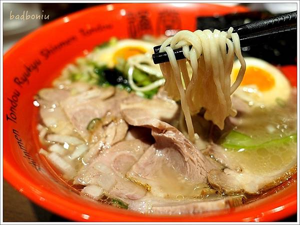 【食】【台北】琉球新麵 通堂拉麵 台灣1號店,日本沖繩必吃拉麵原味來台,台北統一時代百貸美食再加一 【食】【台北】琉球新麵 通堂拉麵 台灣1號店,日本沖繩必吃拉麵原味來台,台北統一時代百貸美食再加一