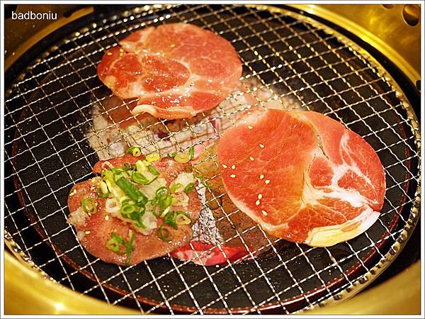 【食】【中壢】乾杯燒肉居酒屋 桃園大江店.氣氛很嗨、很適合聚餐的燒肉店,親十秒就送親親豬五花! @ 壞波妞耍盧 :: 痞客邦 PIXNET ::
