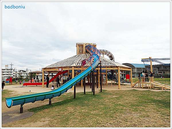 遊 沖繩 若夏公園 わかなつこうえんwakanatsu Park 17年5月新開放的公園 具設計感的溜滑梯x繩索攀爬x溜索x平衡木 大人也可以慢跑喔 壞波妞の旅行食踨